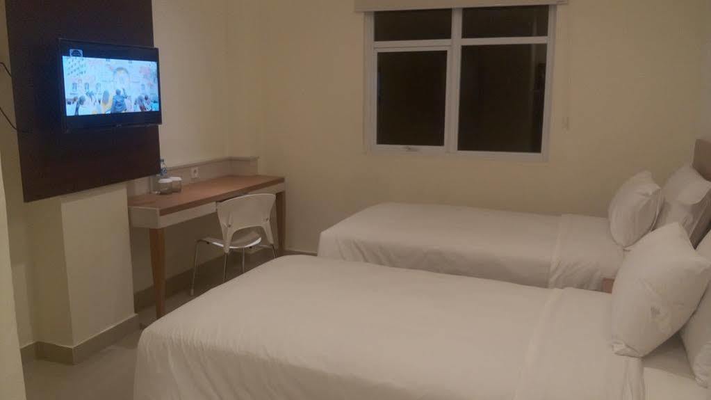 Big Fish Hotel Manado Ngoại thất bức ảnh